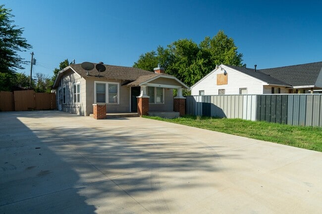 Building Photo - Beautiful 2 Bed 1 bath Home in OKC!