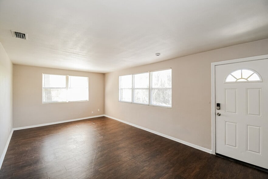 Building Photo - 908 Deerwood Cir S