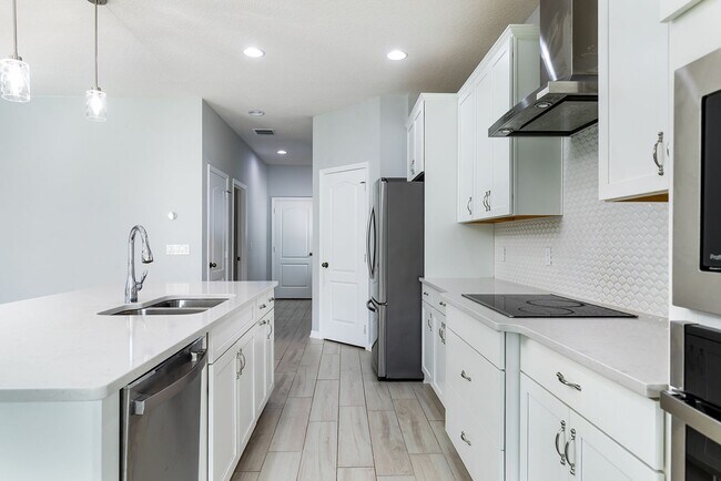 Building Photo - PRATICALLY BRAND NEW HOME IN GATED COMMUNITY!