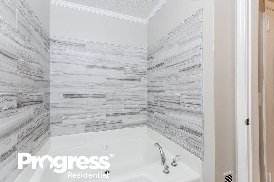 Building Photo - 1496 W 31st St