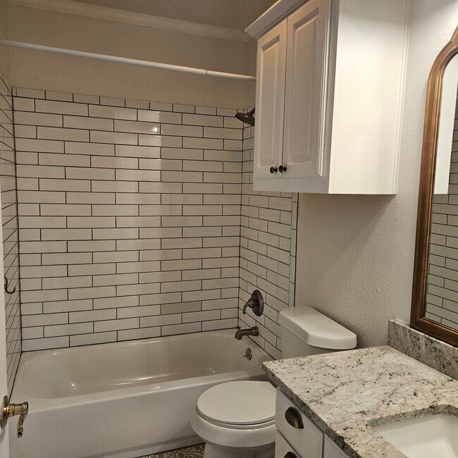 Building Photo - Bradley Duplex