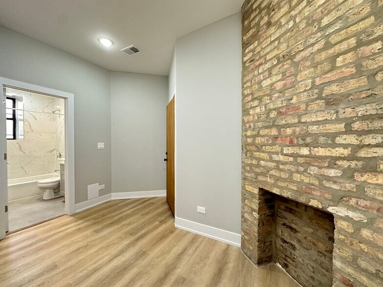 Building Photo - 452 W Belden Ave