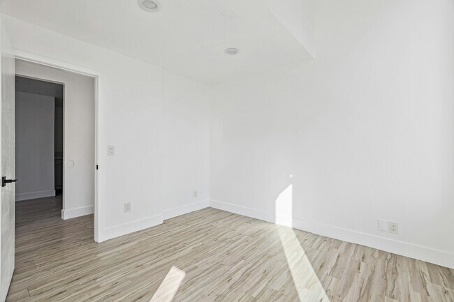 Building Photo - 850 N Van Ness Ave