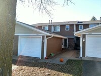 Building Photo - 2 br 2 bath t 2 story townhome with full basement