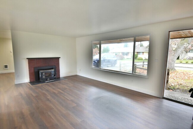 Building Photo - 3Bd/2Ba Everett House