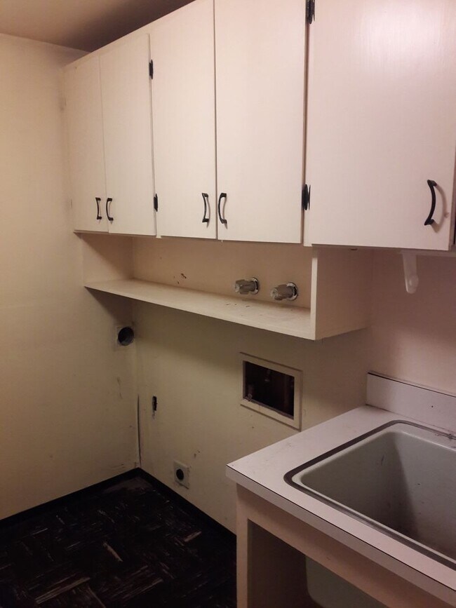 Building Photo - 4 Bedroom 3 Bathroom South Hills home Near...