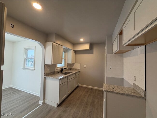 Building Photo - 920 E 218th St