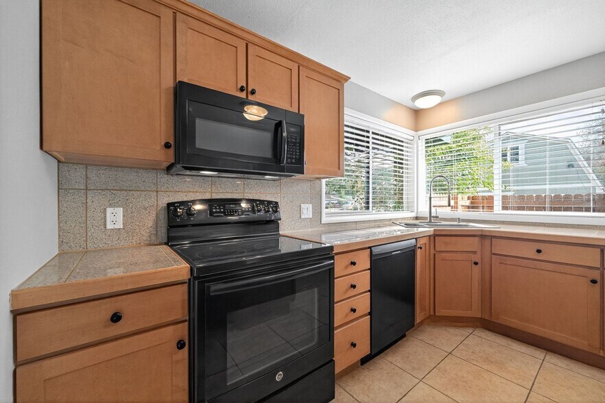 Building Photo - 240 Carr St