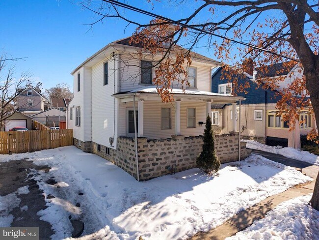 Building Photo - 233 Melrose Ave