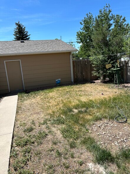 Fenced backyard - 3737 Roosevelt Ave
