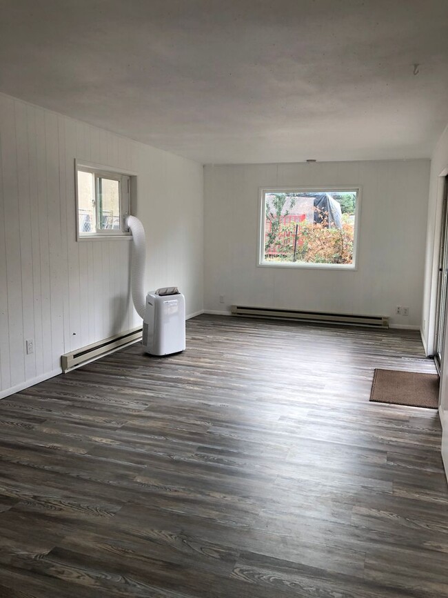 Building Photo - Recently Updated 2 Bedroom 1 Bathroom with...