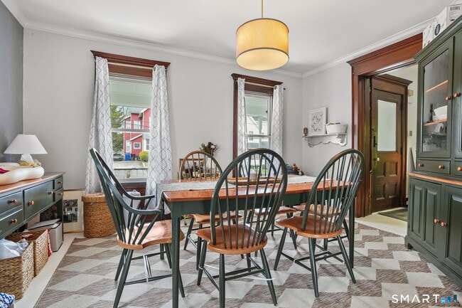 Building Photo - 8 Quintard Ave