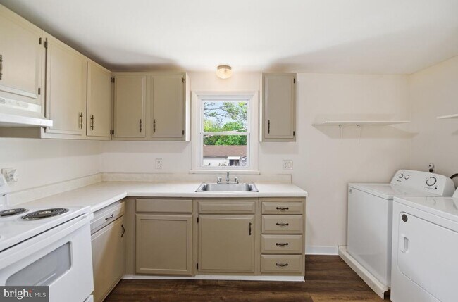 Building Photo - 1130 E Park Ave