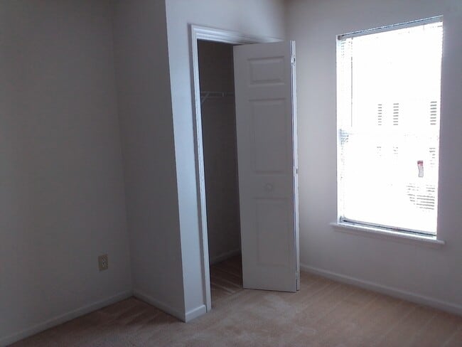 Building Photo - 2 Bedroom, 1 bath apartment Upstairs Unit