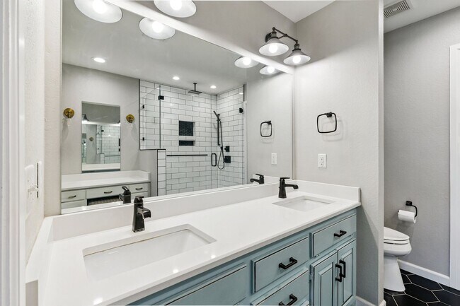 Building Photo - 824 Hunter Pl