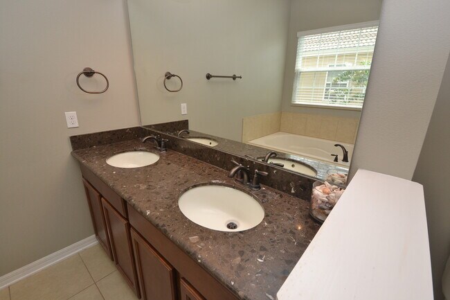Building Photo - Gorgeous 3/2.5 Townhome in East Orlando ~ ...
