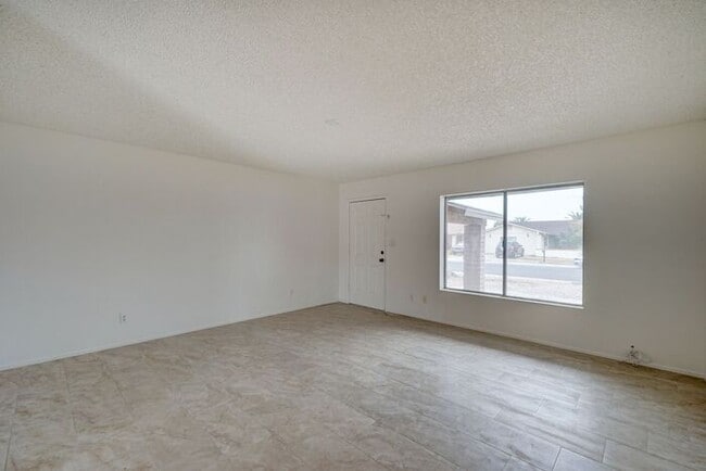 Building Photo - COMING SOON! 4 Bedroom 2 Bath Home in Phoenix!