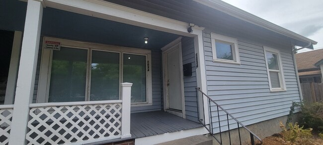 Building Photo - Downstairs unit @1034 NE Davis St - Lowere...