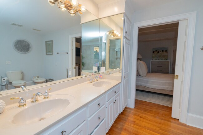 Building Photo - 944 Lakeview Dr