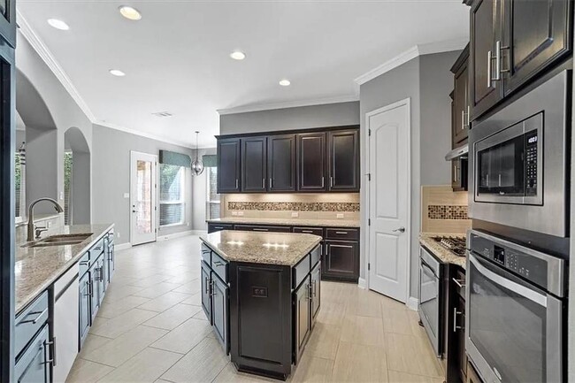 Building Photo - 409 Spanish Mustang Dr