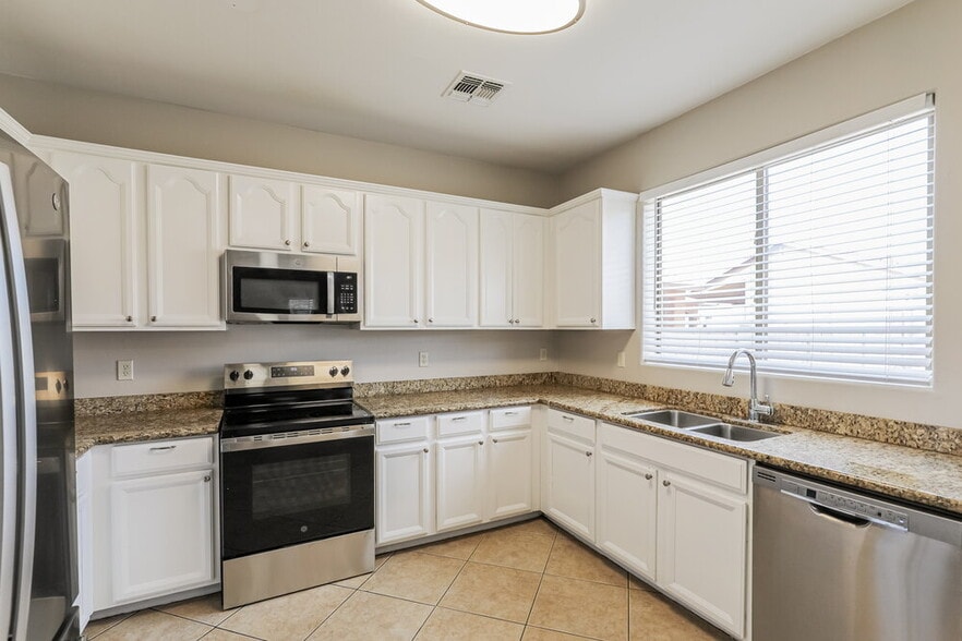 Building Photo - 2247 E Calle Gran Desierto