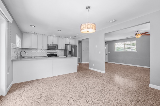 Building Photo - 302 Loruna Dr