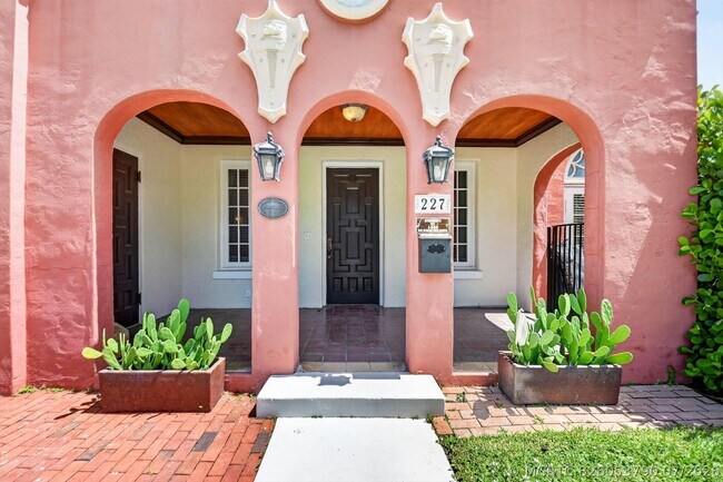 Building Photo - 227 Foresteria Dr