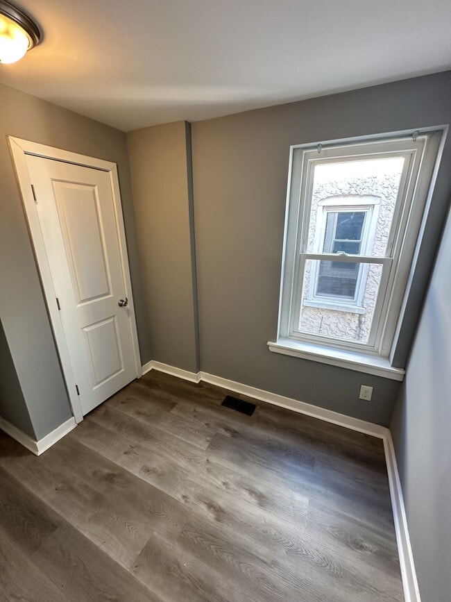 Building Photo - 218 W 5th St