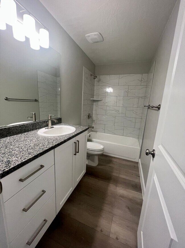 Building Photo - Beautiful newer 3 bedroom, 2.5 bathroom townhome! Amazing views!