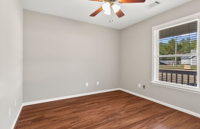 Building Photo - Cozy 3 Bed 2 Bath Home Available Now thru July 2026!