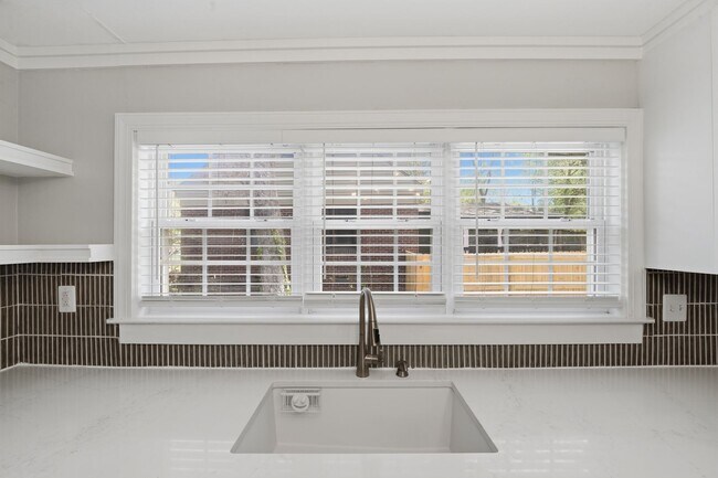 Building Photo - Charming 2BR Home with Modern Updates in Prime Charlotte Location