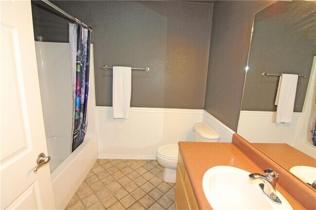 Building Photo - 3803 SW Surrey Ave