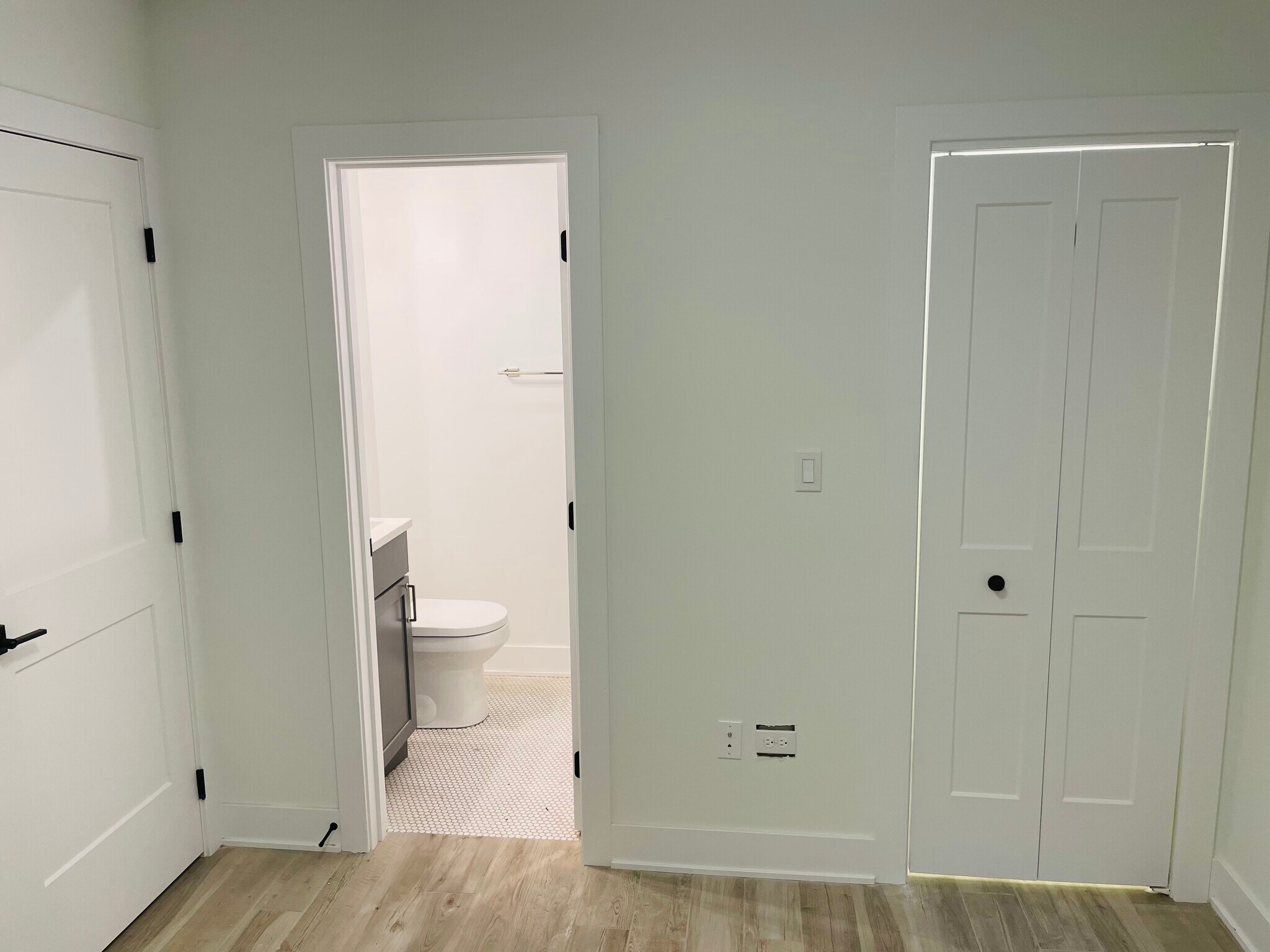 Building Photo - 843 W Wellington Ave