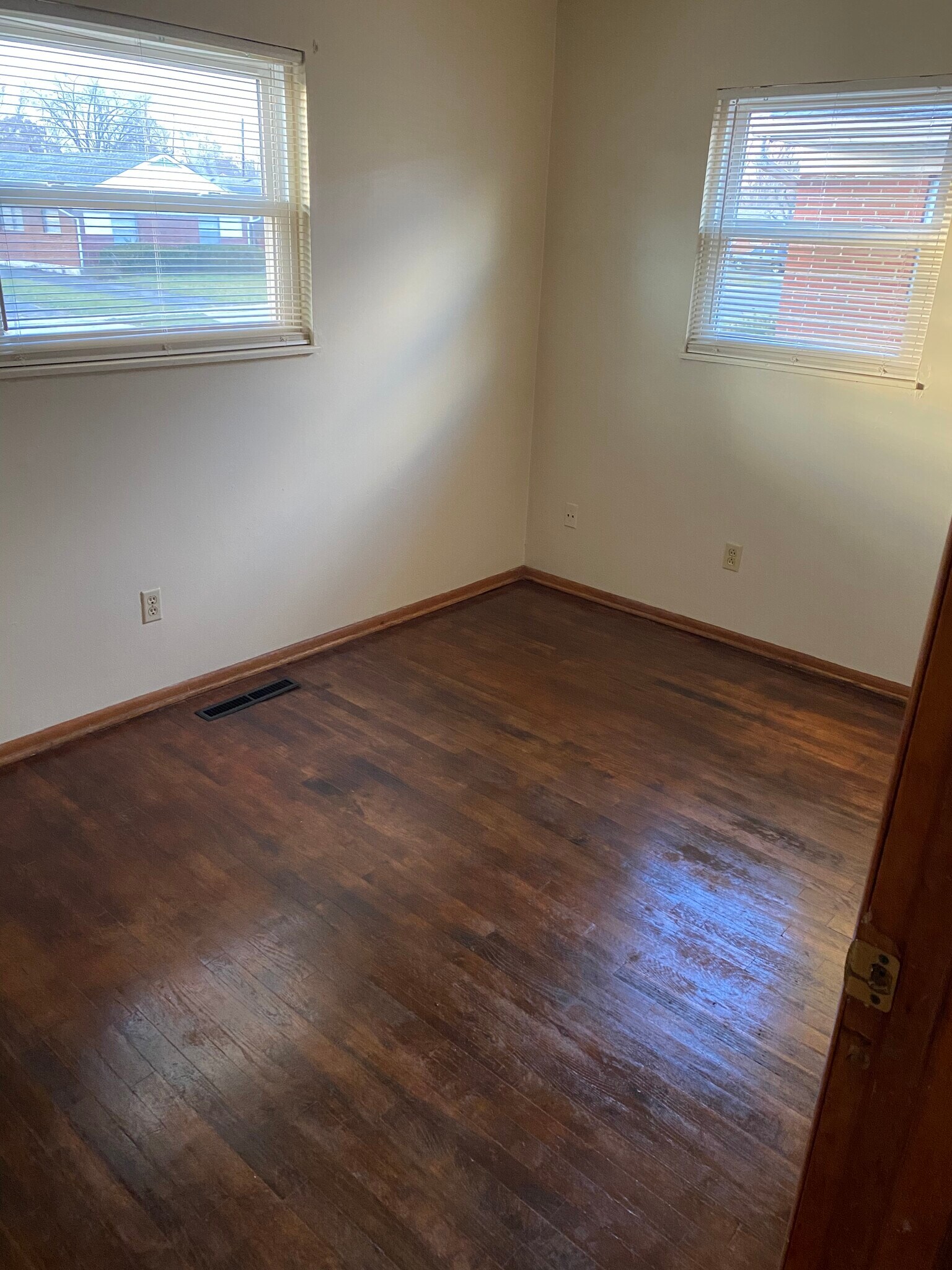 Front bedroom entrance - 3946 La Rosa Dr