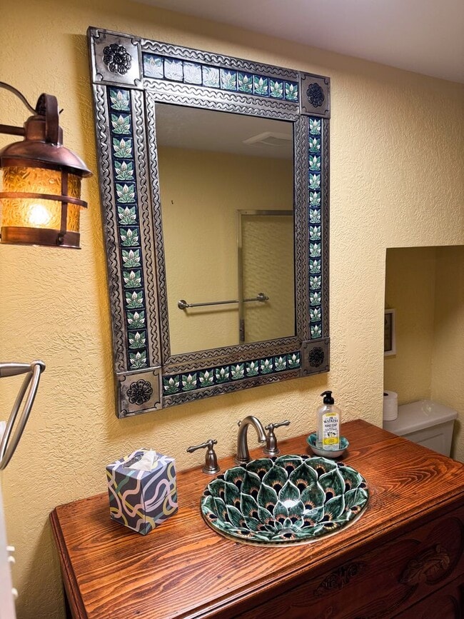 Building Photo - 3 bed 2.5 bath with the perfect blend of c...