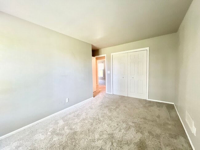 Building Photo - 2640 Blarney Stone Dr