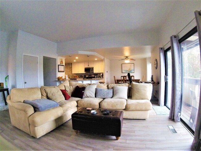 Building Photo - 6684 Reservoir Ln