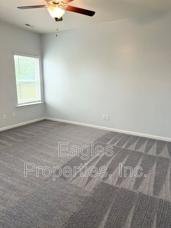 Building Photo - 207 Timberline Oak Dr