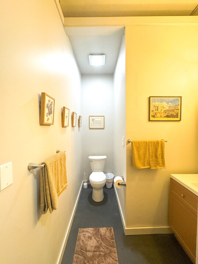 Building Photo - 2632 Wellington Rd