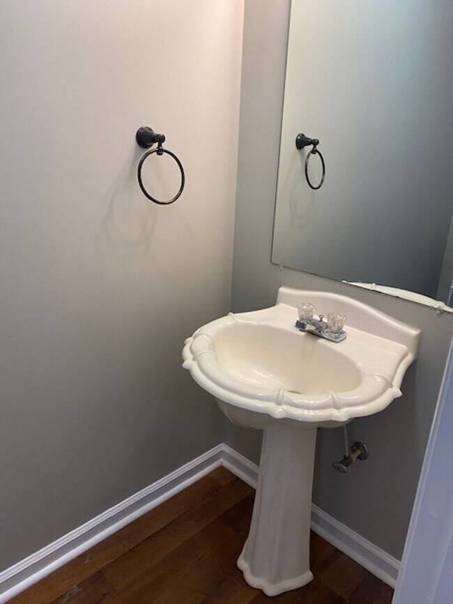 Building Photo - 2 Bedroom 1.5 Bath townhouse