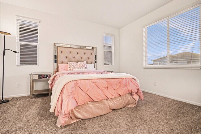 Building Photo - Available April 2026! 2 bed 2.5 bath townhouse!