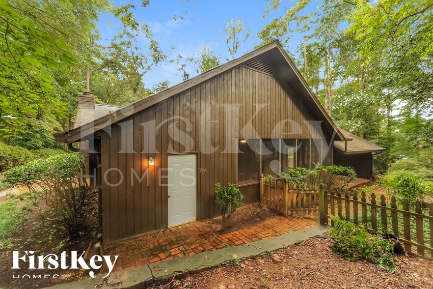 Building Photo - 1829 E Gate Dr