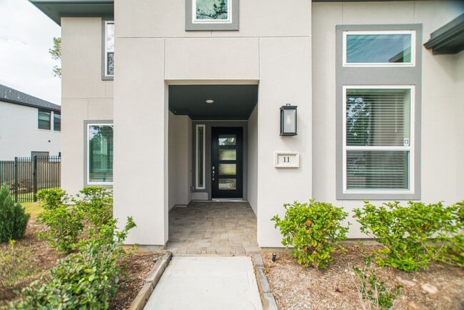 Building Photo - 11 Mariposa Wds Dr