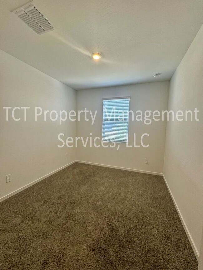 Building Photo - Beautiful like new home in San Tan Groves