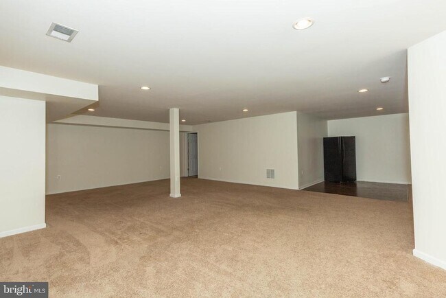 Building Photo - 15 Flag Ct