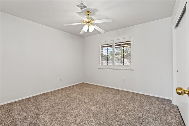 Building Photo - Large 2 Bedroom, 2 bath, unique Sun Room i...