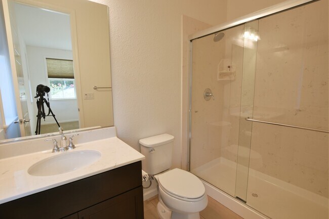 Building Photo - Gorgeous Modern 4 Bedroom 3.5 Bath in Stel...