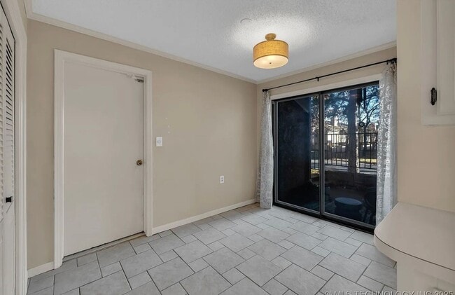 Building Photo - Gorgeous Condo in The Gated Community of The Timbers!