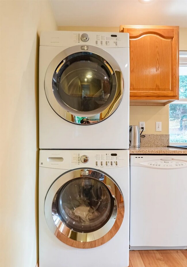 Building Photo - Welcome to this charming and inviting 3-bedroom, 1.5-bath home