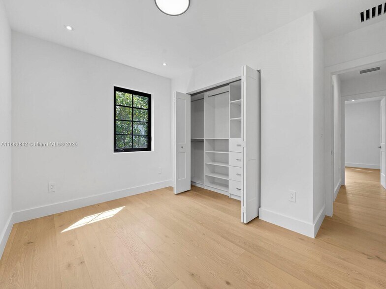 Building Photo - 39 Palermo Ave